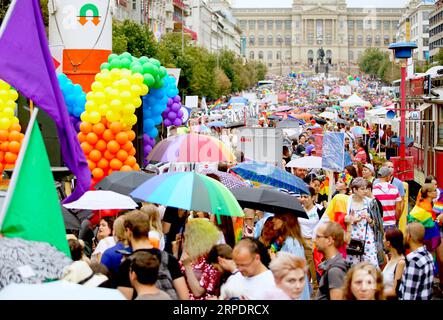 (190810) -- PRAGUE, 10 août 2019 (Xinhua) -- des gens participent à la Pride Parade à Prague, capitale de la République tchèque, le 10 août 2019. Des centaines de milliers de participants ont participé à cet événement annuel à Prague samedi. (Photo de Dana Kesnerova/Xinhua) RÉPUBLIQUE TCHÈQUE-PRAGUE-PRIDE PARADE PUBLICATIONxNOTxINxCHN Banque D'Images