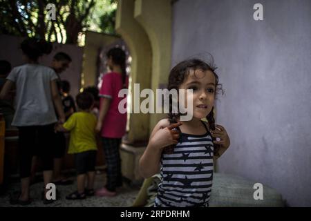 (190811) -- TRIPOLI, 11 août 2019 -- Une fille déplacée est vue dans un dispensaire abandonné à Tripoli, en Libye, le 10 août 2019. Selon le Haut Commissariat des Nations Unies pour les réfugiés (HCR), le conflit armé dans la capitale libyenne Tripoli a déplacé plus de 105 000 000 personnes depuis avril. (Photo de /Xinhua) (PORTRAITS)LIBYA-TRIPOLI-ENFANTS DÉPLACÉS AmruxSalahuddien PUBLICATIONxNOTxINxCHN Banque D'Images