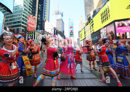 (190811) -- BEIJING, 11 août 2019 -- des personnes portant des costumes folkloriques chinois chantent des chansons folkloriques chinoises à Times Square de New York, aux États-Unis, le 10 août 2019.) PHOTOS XINHUA DU JOUR ZhangxFengguo PUBLICATIONxNOTxINxCHN Banque D'Images