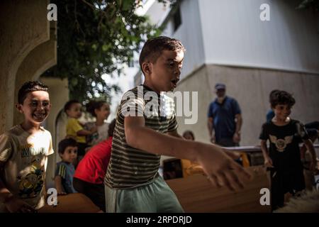 (190811) -- TRIPOLI, 11 août 2019 -- Un garçon déplacé est vu dans un dispensaire abandonné à Tripoli, en Libye, le 10 août 2019. Selon le Haut Commissariat des Nations Unies pour les réfugiés (HCR), le conflit armé dans la capitale libyenne Tripoli a déplacé plus de 105 000 000 personnes depuis avril. (Photo de /Xinhua) (PORTRAITS)LIBYA-TRIPOLI-ENFANTS DÉPLACÉS AmruxSalahuddien PUBLICATIONxNOTxINxCHN Banque D'Images