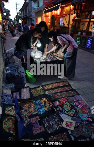 (190811) -- DALI, 11 août 2019 -- les touristes choisissent des accessoires dans la vieille ville de Dali, province du Yunnan au sud-ouest de la Chine, 10 août 2019. Les touristes sont venus ici pour profiter de la charmante vue nocturne, de la nourriture locale et des spectacles attrayants pendant les heures de nuit.) CHINA-YUNNAN-DALI-NIGHT VIEW (CN) QINXQING PUBLICATIONXNOTXINXCHN Banque D'Images