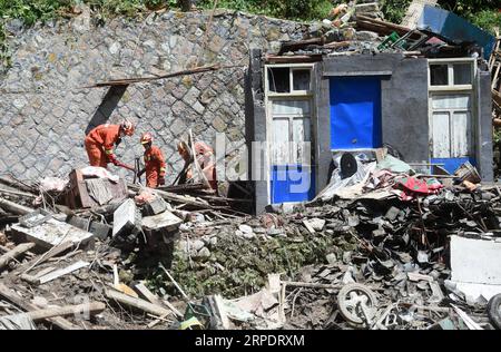 (190811) -- YONGJIA, 11 août 2019 -- des sauveteurs recherchent des victimes sur le site du glissement de terrain dans le village de Shanzao, dans le canton de Yantan, à Yongjia, dans la province de Zhejiang, dans l'est de la Chine, le 11 août 2019. Un total de 32 personnes sont mortes et 16 sont toujours portées disparues après que Lekima, le neuvième et le plus fort typhon de l'année, a atterri vers 1:45 heures samedi dans la ville de Wenling, dans la province du Zhejiang, dans l'est de la Chine, a déclaré le siège provincial de la lutte contre les inondations. La plupart des décès se sont produits dans le comté de Yongjia, administré par la ville de Wenzhou, où des pluies torrentielles ont provoqué un glissement de terrain qui a bloqué une rivière. La barrière la Banque D'Images