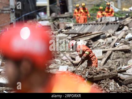 (190811) -- YONGJIA, 11 août 2019 -- des sauveteurs recherchent des victimes sur le site du glissement de terrain dans le village de Shanzao, dans le canton de Yantan, à Yongjia, dans la province de Zhejiang, dans l'est de la Chine, le 11 août 2019. Un total de 32 personnes sont mortes et 16 sont toujours portées disparues après que Lekima, le neuvième et le plus fort typhon de l'année, a atterri vers 1:45 heures samedi dans la ville de Wenling, dans la province du Zhejiang, dans l'est de la Chine, a déclaré le siège provincial de la lutte contre les inondations. La plupart des décès se sont produits dans le comté de Yongjia, administré par la ville de Wenzhou, où des pluies torrentielles ont provoqué un glissement de terrain qui a bloqué une rivière. La barrière la Banque D'Images