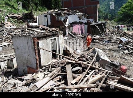 (190811) -- YONGJIA, 11 août 2019 -- des sauveteurs recherchent des victimes sur le site du glissement de terrain dans le village de Shanzao, dans le canton de Yantan, à Yongjia, dans la province de Zhejiang, dans l'est de la Chine, le 11 août 2019. Un total de 32 personnes sont mortes et 16 sont toujours portées disparues après que Lekima, le neuvième et le plus fort typhon de l'année, a atterri vers 1:45 heures samedi dans la ville de Wenling, dans la province du Zhejiang, dans l'est de la Chine, a déclaré le siège provincial de la lutte contre les inondations. La plupart des décès se sont produits dans le comté de Yongjia, administré par la ville de Wenzhou, où des pluies torrentielles ont provoqué un glissement de terrain qui a bloqué une rivière. La barrière la Banque D'Images