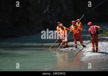 (190811) -- YONGJIA, 11 août 2019 -- des sauveteurs travaillent sur le site du glissement de terrain dans le village de Shanzao, dans le canton de Yantan, à Yongjia, dans la province de Zhejiang de l est de la Chine, le 11 août 2019. Un total de 32 personnes sont mortes et 16 sont toujours portées disparues après que Lekima, le neuvième et le plus fort typhon de l'année, a atterri vers 1:45 heures samedi dans la ville de Wenling, dans la province du Zhejiang, dans l'est de la Chine, a déclaré le siège provincial de la lutte contre les inondations. La plupart des décès se sont produits dans le comté de Yongjia, administré par la ville de Wenzhou, où des pluies torrentielles ont provoqué un glissement de terrain qui a bloqué une rivière. La barrière lac éclate et f Banque D'Images