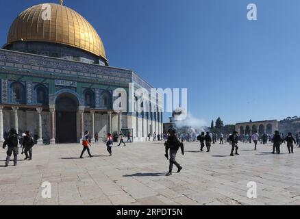 Actualités Bilder des Tages (190811) -- JÉRUSALEM, 11 août 2019 (Xinhua) -- des Palestiniens affrontent la police israélienne dans l'enceinte de la mosquée Al-Aqsa à Jérusalem-est, le 11 août 2019. Des affrontements ont éclaté dimanche dans le lieu Saint de Jérusalem-est entre fidèles musulmans et police israélienne, suscitant de nouvelles tensions, ont déclaré des responsables israéliens et palestiniens. Le Croissant-Rouge palestinien a déclaré qu’au moins 14 Palestiniens avaient été blessés alors que la police israélienne avait pris d’assaut l’enceinte de la mosquée Al-Aqsa. Le complexe de la mosquée Al-Aqsa, connu du peuple juif sous le nom de Mont du Temple, est sacré pour les musulmans et les juifs. (Photo de Mua Banque D'Images