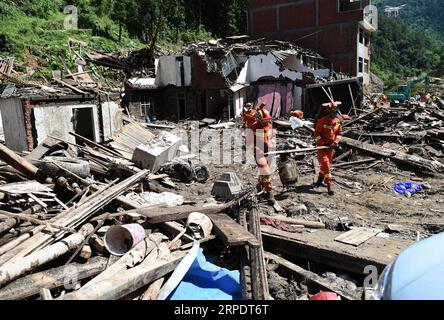 (190811) -- YONGJIA, 11 août 2019 -- des sauveteurs recherchent des survivants sur le site du glissement de terrain dans le village de Shanzao, dans le canton de Yantan, dans le comté de Yongjia, province de Zhejiang dans l'est de la Chine, 11 août 2019. Un total de 32 personnes sont mortes et 16 sont toujours portées disparues après que Lekima, le neuvième et le plus fort typhon de l'année, a atterri vers 1:45 heures samedi dans la ville de Wenling, dans la province du Zhejiang, dans l'est de la Chine, a déclaré le siège provincial de la lutte contre les inondations. La plupart des décès se sont produits dans le comté de Yongjia, administré par la ville de Wenzhou, où des pluies torrentielles ont provoqué un glissement de terrain qui a bloqué une rivière. La barrière Banque D'Images