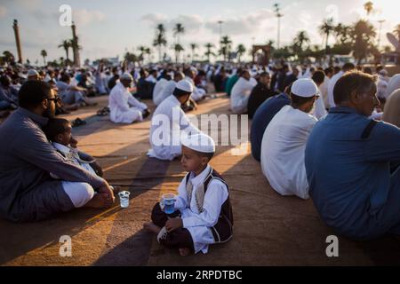 (190811) -- TRIPOLI, 11 août 2019 -- Un garçon est vu pendant le festival de l'Aïd al-Adha à Tripoli, Libye, le 11 août 2019. (Photo de /Xinhua) LIBYA-TRIPOLI-EID AL-ADHA AmruxSalahuddien PUBLICATIONxNOTxINxCHN Banque D'Images