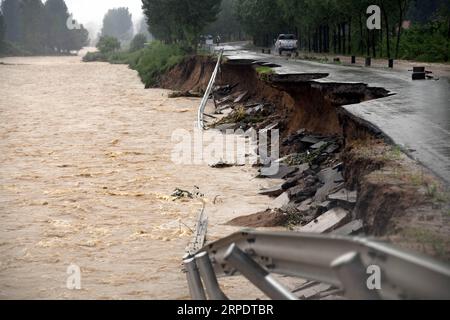 Actualités Bilder des Tages (190811) -- QINGZHOU, 11 août 2019 -- une photo prise le 11 août 2019 montre une route endommagée par les inondations dans le canton de Xinzhai, dans le comté de Linqu, dans la province du Shandong de l est de la Chine. Le super typhon Lekima devrait faire un deuxième atterrissage le long de la côte dans le Shandong dimanche, empaquetant des vents forts et de fortes averses, a averti le Centre météorologique national. CHINA-SHANDONG-TYPHOON-LEKIMA (CN) FanxChangguo PUBLICATIONxNOTxINxCHN Banque D'Images