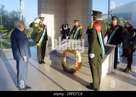 Actualités Bilder des Tages (190811) -- RAMALLAH, le 11 août 2019 -- le président palestinien Mahmoud Abbas visite la tombe du défunt dirigeant palestinien Yasser Arafat à l'occasion de l'Aïd al-Adha dans la ville de Ramallah en Cisjordanie, le 11 août 2019. (Str/Xinhua) MIDEAST-CISJORDANIE-RAMALLAH-ABBAS-ARAFAT guoyu PUBLICATIONxNOTxINxCHN Banque D'Images