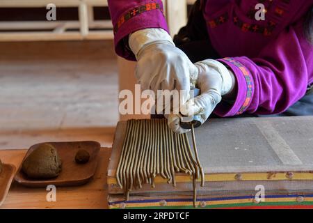 (190811) -- RANGTANG, 11 août 2019 -- un étudiant fabrique de l'encens tibétain traditionnel dans un atelier d'encens dans le comté de Rangtang, province du Sichuan dans le sud-ouest de la Chine, 10 août 2019.) CHINE-SICHUAN-RANGTANG-ENCENS (CN) ZhangxChaoqun PUBLICATIONxNOTxINxCHN Banque D'Images