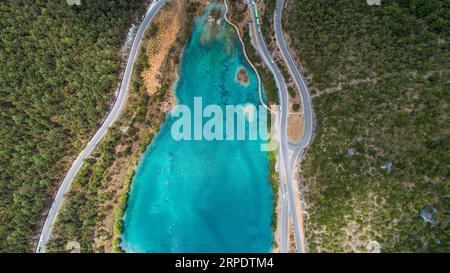 (190812) -- PÉKIN, 12 août 2019 -- une photo aérienne prise le 21 avril 2019 montre le paysage de la vallée de la Lune Bleue à Lijiang, dans la province du Yunnan du sud-ouest de la Chine. La province du Yunnan, située dans le sud-ouest de la Chine, est très riche en biodiversité grâce à ses conditions naturelles avantageuses de montagnes de plateaux abondantes et de climats distincts. La couverture forestière dans le Yunnan a atteint 60,3 pour cent, et la province est connue sous le nom de Royaume animal et Royaume végétal . Le Yunnan a fixé l'objectif de la construire dans la plus belle province de Chine. Il a déployé de grands efforts pour promouvoir l ' ecologi Banque D'Images