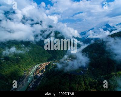 (190812) -- PÉKIN, 12 août 2019 -- une photo aérienne prise le 18 avril 2019 montre le paysage de la gorge de la rivière Dulong dans la province du Yunnan au sud-ouest de la Chine. La province du Yunnan, située dans le sud-ouest de la Chine, est très riche en biodiversité grâce à ses conditions naturelles avantageuses de montagnes de plateaux abondantes et de climats distincts. La couverture forestière dans le Yunnan a atteint 60,3 pour cent, et la province est connue sous le nom de Royaume animal et Royaume végétal . Le Yunnan a fixé l'objectif de la construire dans la plus belle province de Chine. Il a mis de grands efforts dans la promotion de la civilisation écologique co Banque D'Images