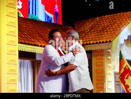 (190812) -- PÉKIN, 12 août 2019 -- Mahinda Rajapaksa (L), leader de l'opposition sri lankaise, s'étreint à son frère, l'ancien secrétaire à la Défense Gotabaya Rajapaksa, lors d'une conférence du parti Podujana Peramuna (SLPP) au Sri Lanka tenue à Colombo, capitale du Sri Lanka, le 11 août 2019. Mahinda Rajapaksa, leader de l opposition sri-lankaise, a nommé dimanche son frère et ancien secrétaire à la Défense Gotabaya Rajapaksa candidat à la présidence de l opposition dans une course présidentielle qui aura lieu plus tard cette année. Le président sri-lankais Maithripala Sirisena a déclaré récemment que les élections présidentielles devraient se tenir i Banque D'Images