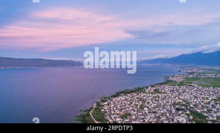 (190812) -- PÉKIN, 12 août 2019 -- une photo aérienne prise le 5 juillet 2018 montre le paysage du lac Erhai à Dali, dans le sud-ouest de la province du Yunnan. La province du Yunnan, située dans le sud-ouest de la Chine, est très riche en biodiversité grâce à ses conditions naturelles avantageuses de montagnes de plateaux abondantes et de climats distincts. La couverture forestière dans le Yunnan a atteint 60,3 pour cent, et la province est connue sous le nom de Royaume animal et Royaume végétal . Le Yunnan a fixé l'objectif de la construire dans la plus belle province de Chine. Il a mis de grands efforts dans la promotion de la civilisation écologique constr Banque D'Images