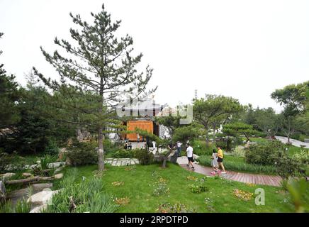 (190812) -- BEIJING, 12 août 2019 -- les touristes visitent le jardin du Yunnan à l'exposition internationale d'horticulture de Beijing à Beijing, capitale de la Chine, le 11 août 2019. La province du Yunnan, située dans le sud-ouest de la Chine, est très riche en biodiversité grâce à ses conditions naturelles avantageuses de montagnes de plateaux abondantes et de climats distincts. La couverture forestière dans le Yunnan a atteint 60,3 pour cent, et la province est connue sous le nom de Royaume animal et Royaume végétal . Le Yunnan a fixé l'objectif de la construire dans la plus belle province de Chine. Il a déployé de grands efforts pour promouvoir l'ic écologique Banque D'Images