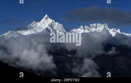 (190812) -- PÉKIN, 12 août 2019 -- une photo aérienne prise le 28 mars 2017 montre le paysage des montagnes enneigées de Meili dans la province du Yunnan au sud-ouest de la Chine. La province du Yunnan, située dans le sud-ouest de la Chine, est très riche en biodiversité grâce à ses conditions naturelles avantageuses de montagnes de plateaux abondantes et de climats distincts. La couverture forestière dans le Yunnan a atteint 60,3 pour cent, et la province est connue sous le nom de Royaume animal et Royaume végétal . Le Yunnan a fixé l'objectif de la construire dans la plus belle province de Chine. Il a mis de grands efforts dans la promotion de la civilisation écologique contre Banque D'Images