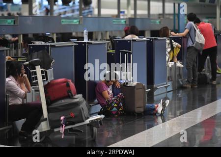 (190813) -- HONG KONG, 13 août 2019 (Xinhua) -- des passagers bloqués sont vus à l'aéroport international de Hong Kong à Hong Kong, Chine méridionale, le 12 août 2019. Tous les vols à destination et en provenance de la région administrative spéciale de Hong Kong ont été annulés lundi en raison d'une manifestation organisée à l'aéroport international de Hong Kong, selon les autorités aéroportuaires locales. (Xinhua/lui Siu Wai) CHINA-HONG KONG-AIRPORT-FLIGHTS-CANCELLATION (CN) PUBLICATIONxNOTxINxCHN Banque D'Images