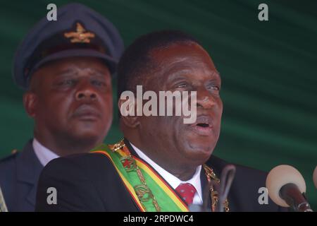 (190812) -- HARARE, 12 août 2019 (Xinhua) -- le président zimbabwéen Emmerson Mnangagwa (front) prend la parole lors d'un événement marquant la 39e Journée des héros à Harare, Zimbabwe, le 12 août 2019. Emmerson Mnangagwa a exhorté les Zimbabwéens à fuir la violence et la corruption et à concentrer leurs efforts sur la reconstruction de l'économie lors de l'événement de lundi. (Photo de Shaun Jusa/Xinhua) ZIMBABWE-HARARE-PRESIDENT-MNANGAGWA-HEROES DAY PUBLICATIONxNOTxINxCHN Banque D'Images