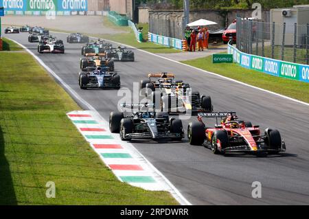 Départ de la course, départ, 16 LECLERC Charles (mco), Scuderia Ferrari SF-23 1, action 63 RUSSELL George (gbr), Mercedes AMG F1 Team W14, action lors du Grand Premio 2023 Pirelli dâ&#x80;&#x99;Italia Grand Prix, 14e manche du Championnat du monde de Formule 1 2023 du 1 au 3 septembre, 2023 sur l'Autodromo Nazionale di Monza, à Monza, Italie Banque D'Images