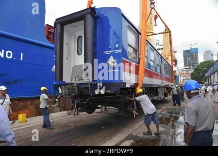 (190813) -- COLOMBO, le 13 août 2019 -- des travailleurs déchargent l'un des wagons d'un train importé de fabrication chinoise au port de Colombo au Sri Lanka, le 13 août 2019. Sri Lanka a importé un train de Chine pour sa ligne Upcountry à un coût de 10,3 millions de dollars américains qui sera le premier de neuf ensembles de puissance, a déclaré le ministère des Transports de l'île dans un communiqué ici mardi. Cité dans les médias locaux, le ministère des Transports a déclaré que le train est capable de circuler sur des routes sinueuses sur la ligne de l'Upcountry. (Photo de /Xinhua) SRI LANKA-COLOMBO-RAILWAY-CHINESE TRAIN-IMPORT GayanxSameera PUBLICATIONxNOTxINxCHN Banque D'Images