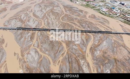 (190814) -- QINGHAI, 14 août 2019 -- une photo aérienne prise le 9 août 2019 montre la vue de la rivière Tuotuo dans la région de tête du fleuve Yangtze, le plus long fleuve de Chine, dans le canton de Tanggulashan de Golmud City, province du Qinghai au nord-ouest de la Chine.) CHINA-QINGHAI-YANGTZE RIVER-HEADSTREAM (CN) WUXGANG PUBLICATIONXNOTXINXCHN Banque D'Images