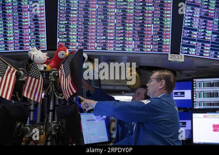 (190814) -- NEW YORK, 14 août 2019 -- les commerçants travaillent à la Bourse de New York à New York, aux États-Unis, le 14 août 2019. Les actions américaines ont clôturé de manière remarquablement inférieure mercredi, alors que les craintes persistantes sur une récession imminente ont porté un coup au sentiment déjà affaibli des investisseurs. Le Dow a plongé de 800,49 points, ou 3,05% à 25 479,42, marquant le plus grand déclin quotidien de l'année jusqu'à présent. Le S&P 500 a diminué de 85,72 points, soit 2,93 %, pour atteindre 2 840,60 points. L'indice composite Nasdaq a chuté de 242,42 points, ou 3,02 %, à 7 773,94. ) U.S.-NEW YORK-STOCKS GuoxPeiran PUBLICATIONxNOTxINxC Banque D'Images