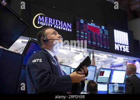 (190814) -- NEW YORK, 14 août 2019 -- Un Trader travaille à la Bourse de New York à New York, aux États-Unis, le 14 août 2019. Les actions américaines ont clôturé de manière remarquablement inférieure mercredi, alors que les craintes persistantes sur une récession imminente ont porté un coup au sentiment déjà affaibli des investisseurs. Le Dow a plongé de 800,49 points, ou 3,05% à 25 479,42, marquant le plus grand déclin quotidien de l'année jusqu'à présent. Le S&P 500 a diminué de 85,72 points, soit 2,93 %, pour atteindre 2 840,60 points. L'indice composite Nasdaq a chuté de 242,42 points, ou 3,02 %, à 7 773,94. ) U.S.-NEW YORK-STOCKS GuoxPeiran PUBLICATIONxNOTxIN Banque D'Images