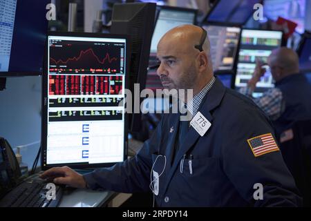 (190814) -- NEW YORK, 14 août 2019 -- Un Trader travaille à la Bourse de New York à New York, aux États-Unis, le 14 août 2019. Les actions américaines ont clôturé de manière remarquablement inférieure mercredi, alors que les craintes persistantes sur une récession imminente ont porté un coup au sentiment déjà affaibli des investisseurs. Le Dow a plongé de 800,49 points, ou 3,05% à 25 479,42, marquant le plus grand déclin quotidien de l'année jusqu'à présent. Le S&P 500 a diminué de 85,72 points, soit 2,93 %, pour atteindre 2 840,60 points. L'indice composite Nasdaq a chuté de 242,42 points, ou 3,02 %, à 7 773,94. ) U.S.-NEW YORK-STOCKS GuoxPeiran PUBLICATIONxNOTxIN Banque D'Images