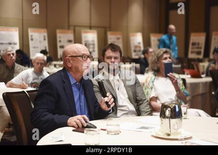 (190814) -- NEW YORK, 14 août 2019 -- une photo prise le 11 mai 2019 montre James Bryant (Front), fils du vétéran des Flying Tigers James E. Bryant, prononçant un discours à la 4e Conférence sino-américaine de l'amitié et de l'histoire des Flying Tigers à Las Vegas, aux États-Unis. Cynthia Chennault, fille du légendaire général américain Claire Lee Chennault, se souvenait encore comment son père bien-aimé décrivait son sentiment sur la victoire sur le Japon pendant la Seconde Guerre mondiale (WWII). En 1941, le général Chennault recrute l'American Volunteer Group, connu plus tard sous le nom de Flying Tigers. Duri Banque D'Images