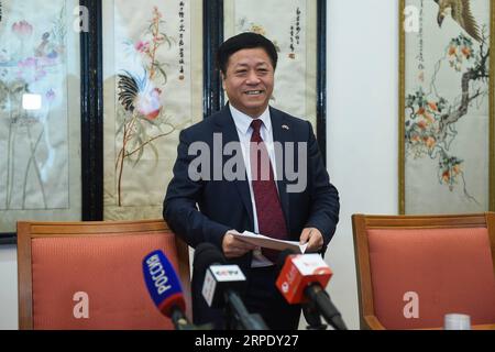 (190815) -- MOSCOU, 15 août 2019 -- le nouvel ambassadeur de Chine en Russie, Zhang Hanhui, s'adresse aux médias lors de sa première conférence de presse en tant qu'ambassadeur à Moscou, Russie, le 14 août 2019. Zhang Hanhui a appelé mercredi la Chine et la Russie à faire des efforts conjoints pour une coopération plus fructueuse. RUSSIE-MOSCOU-CHINE AMBASSADEUR-CONFÉRENCE DE PRESSE EVGENYXSINITSYN PUBLICATIONXNOTXINXCHN Banque D'Images