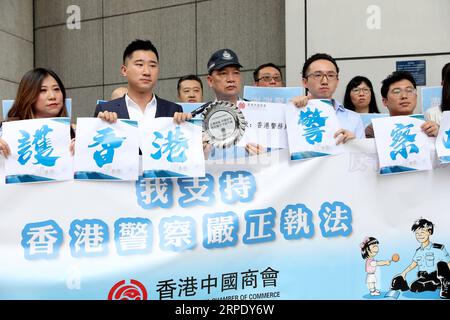 (190815) -- HONG KONG, le 15 août 2019 -- les membres de la Chambre de commerce chinoise de Hong Kong expriment leur soutien à la police de Hong Kong pour qu'elle applique strictement la loi au quartier général de la police de Hong Kong à Hong Kong, dans le sud de la Chine, le 14 août 2019.) CHINA-HONG KONG-POLICE-SUPPORT (CN) WUXXIAOCHU PUBLICATIONXNOTXINXCHN Banque D'Images