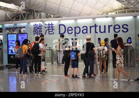 (190815) -- HONG KONG, 15 août 2019 -- la photo prise le 15 août 2019 montre des voyageurs à l'aéroport international de Hong Kong à Hong Kong, dans le sud de la Chine. Le fonctionnement de l'aéroport international de Hong Kong est revenu à la normale jeudi, a déclaré l'Autorité aéroportuaire de Hong Kong. Le fonctionnement de l aéroport avait été sérieusement affecté au cours des derniers jours par des rassemblements illégaux, avec 979 vols annulés, a déclaré le directeur général de l autorité aéroportuaire Fred Lam lors d une conférence de presse mercredi. Lui Siu Wai) CHINA-HONG KONG-AIRPORT (CN) LyuxXiaowei PUBLICATIONxNOTxINxCHN Banque D'Images