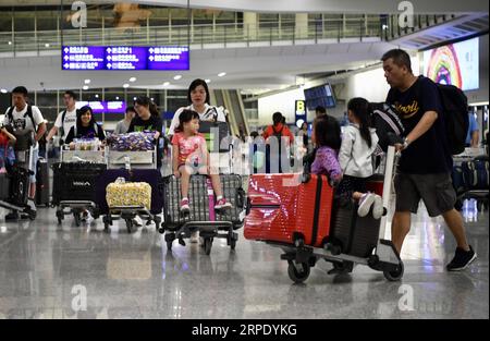 (190815) -- HONG KONG, 15 août 2019 -- une photo prise le 15 août 2019 montre des voyageurs dans le hall des arrivées de l'aéroport international de Hong Kong à Hong Kong, dans le sud de la Chine. Le fonctionnement de l'aéroport international de Hong Kong est revenu à la normale jeudi, a déclaré l'Autorité aéroportuaire de Hong Kong. Le fonctionnement de l aéroport avait été sérieusement affecté au cours des derniers jours par des rassemblements illégaux, avec 979 vols annulés, a déclaré le directeur général de l autorité aéroportuaire Fred Lam lors d une conférence de presse mercredi. Lui Siu Wai) CHINA-HONG KONG-AIRPORT (CN) LyuxXiaowei PUBLICATIONxNOTxINxCHN Banque D'Images