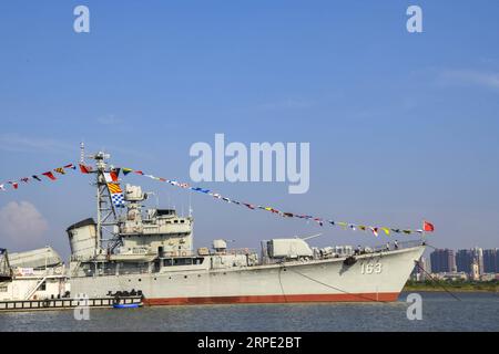 (190812) -- NANCHANG, 12 août 2019 -- une photo prise le 8 août 2019 montre le DDG-163 Nanchang, un destroyer désaffecté qui est maintenant un parc à thème militaire, à Nanchang, dans la province de Jiangxi dans l'est de la Chine. Après avoir été mis hors service en septembre 2016, le DDG-163 Nanchang, un destroyer à missiles guidés Type 051 de la Marine de l Armée populaire de libération (APL), reste une attraction touristique à Nanchang, la ville qui lui a donné son nom. Pour le vétéran de la marine Yang Shuangfeng, le dernier ingénieur en chef sur DDG-163, le navire signifie plus comme un camarade qu'une simple destination touristique. Quand le DDG-163 a été mis hors service, Yang Banque D'Images