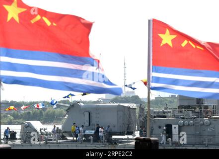 (190812) -- NANCHANG, 12 août 2019 -- des touristes visitent le DDG-163 Nanchang, un navire désaffecté qui est maintenant un parc à thème militaire, à Nanchang, dans la province de Jiangxi dans l'est de la Chine, le 8 août 2019. Après avoir été mis hors service en septembre 2016, le DDG-163 Nanchang, un destroyer à missiles guidés Type 051 de la Marine de l Armée populaire de libération (APL), reste une attraction touristique à Nanchang, la ville qui lui a donné son nom. Pour le vétéran de la marine Yang Shuangfeng, le dernier ingénieur en chef sur DDG-163, le navire signifie plus comme un camarade qu'une simple destination touristique. Quand le DDG-163 est sorti du service, Yang avait r Banque D'Images