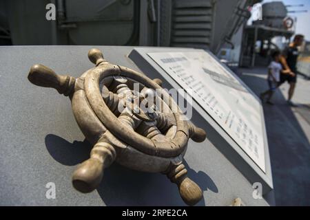 (190812) -- NANCHANG, 12 août 2019 -- des touristes visitent le DDG-163 Nanchang, un destroyer désaffecté qui est maintenant un parc à thème militaire, à Nanchang, dans la province de Jiangxi dans l'est de la Chine, le 8 août 2019. Après avoir été mis hors service en septembre 2016, le DDG-163 Nanchang, un destroyer à missiles guidés Type 051 de la Marine de l Armée populaire de libération (APL), reste une attraction touristique à Nanchang, la ville qui lui a donné son nom. Pour le vétéran de la marine Yang Shuangfeng, le dernier ingénieur en chef sur DDG-163, le navire signifie plus comme un camarade qu'une simple destination touristique. Quand le DDG-163 est sorti du service, Yang l'avait fait Banque D'Images