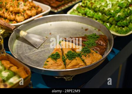 Baklava ou dessert pâtissier en couches de Turquie Banque D'Images