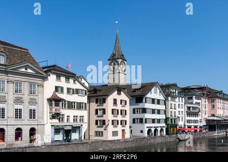 Zurich, Suisse-27 mai 2023 ; Maisons historiques le long de la rivière Limmat sur le Limmatquai depuis le Munsterbrucke (pont) sur la rivière Limmat à Al Banque D'Images