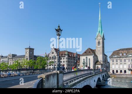 Zurich, Suisse-27 mai 2023 ; Eglise historique de Fraumünster et Munsterbrucke (pont) le long de la rivière Limmat sur le Limmatquai dans Altstadt Zurich A. Banque D'Images