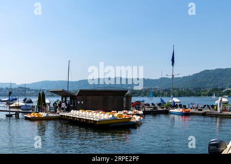 Zurich, Suisse-27 mai 2023 ; quai de location de bateaux dans le lac de Zurich le long du Seefeldquai contre un ciel bleu Banque D'Images