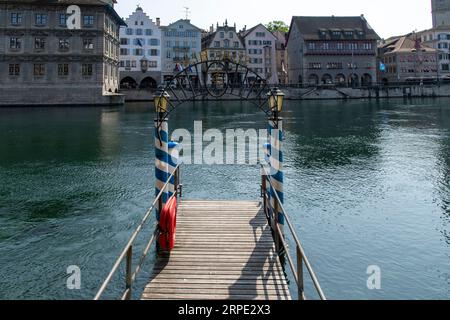 Zurich, Suisse-27 mai 2023 ; embarcadère du terminal de ferry dans la rivière Limmat sur le Limmatquai bordé de bâtiments historiques dans Altstadt Zurich Banque D'Images