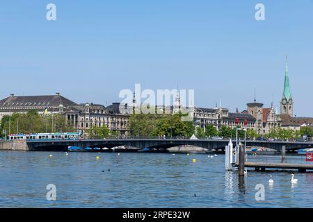 Zurich, Suisse-27 mai 2023 ; vue sur la rivière Limmat dans le centre-ville ou Altstadt avec l'église Fraumünster et Quaibrücke contre un ciel bleu Banque D'Images