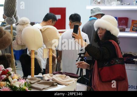 Pékin, Chine. 4 septembre 2023. Les gens visitent le stand de la Mongolie lors de la Foire internationale du commerce des services de Chine 2023 (CIFTIS) au China National Convention Center à Beijing, capitale de la Chine, le 4 septembre 2023. Le CIFTIS 2023 se tient à Beijing du 2 au 6 septembre, sur le thème « Ouvrir conduit au développement, la coopération livre l'avenir ». Crédit : REN Chao/Xinhua/Alamy Live News Banque D'Images
