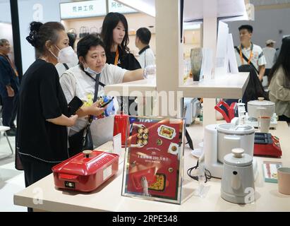 Pékin, Chine. 4 septembre 2023. Les gens visitent le stand du Japon lors de la Foire internationale du commerce des services de Chine 2023 (CIFTIS) au China National Convention Center à Beijing, capitale de la Chine, le 4 septembre 2023. Le CIFTIS 2023 se tient à Beijing du 2 au 6 septembre, sur le thème « Ouvrir conduit au développement, la coopération livre l'avenir ». Crédit : REN Chao/Xinhua/Alamy Live News Banque D'Images