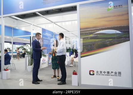 Pékin, Chine. 4 septembre 2023. Les gens visitent le stand du parc industriel Chine-Allemagne de Beijing lors de la Foire internationale du commerce des services de Chine 2023 (CIFTIS) au China National Convention Center à Beijing, capitale de la Chine, le 4 septembre 2023. Le CIFTIS 2023 se tient à Beijing du 2 au 6 septembre, sur le thème « Ouvrir conduit au développement, la coopération livre l'avenir ». Crédit : REN Chao/Xinhua/Alamy Live News Banque D'Images