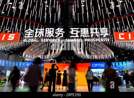 Pékin, Chine. 4 septembre 2023. Les gens visitent la Foire internationale du commerce des services de Chine 2023 (CIFTIS) au China National Convention Center à Beijing, capitale de la Chine, le 4 septembre 2023. Le CIFTIS 2023 se tient à Beijing du 2 au 6 septembre, sur le thème « Ouvrir conduit au développement, la coopération livre l'avenir ». Crédit : Wu Wei/Xinhua/Alamy Live News Banque D'Images