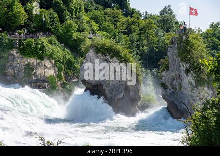 Neuhausen am Rheinfall, Suisse-26 mai 2023 ; vue rapprochée de quelques-uns des grands rochers du Rhin aux chutes du Rhin (Rheinfalle) près de Sch Banque D'Images