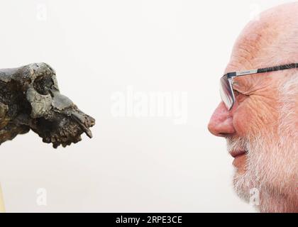 (190817) -- PÉKIN, 17 août 2019 -- une photo prise le 8 août 2019 montre le paléontologue français Michel Brunet dans son bureau à Paris, France. En juillet 2001, une équipe franco-tchadienne dirigée par Michel Brunet a découvert un crâne fossile dans le désert tchadien de Djurab. PHOTOS XINHUA DU JOUR GaoxJing PUBLICATIONxNOTxINxCHN Banque D'Images