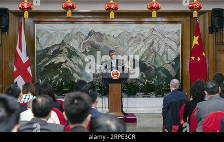 (190817) -- BEIJING, 17 août 2019 -- l'ambassadeur de Chine en Grande-Bretagne, Liu Xiaoming, prend la parole lors d'une conférence de presse à Londres, en Grande-Bretagne, le 15 août 2019. Hong Kong fait partie de la Chine et les forces étrangères doivent cesser d interférer dans les affaires de Hong Kong, a déclaré Liu jeudi. Les preuves montrent que la situation à Hong Kong ne se serait pas tellement détériorée n'eût été l'ingérence et l'incitation des forces étrangères, a déclaré Liu lors de la conférence de presse à l'ambassade de Chine en Grande-Bretagne. PHOTOS XINHUA DU JOUR HanxYan PUBLICATIONxNOTxINxCHN Banque D'Images